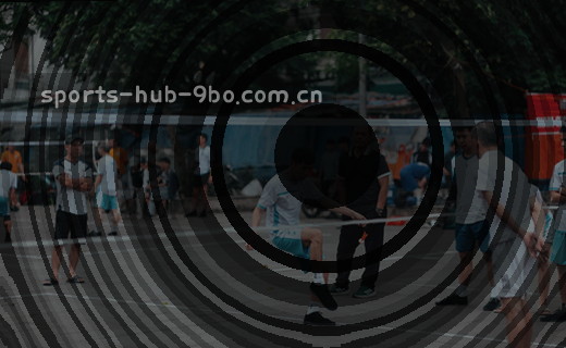 一位老人翻开泛黄书页，指尖轻触文字